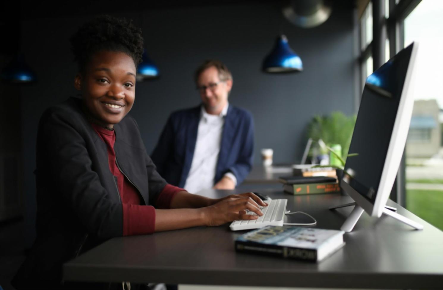 Séance de formation financière avec participants analysant des données
